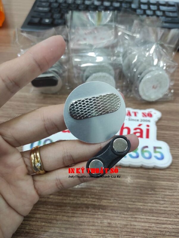 Làm huy hiệu cài áo theo yêu cầu, huy hiệu tròn nhựa đổ keo gắn nam châm - INKTS1433