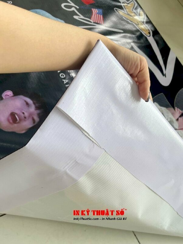 In banner cầm tay đưa đón bạn bè tại sân bay chất liệu hiflex 3.2dzem, kích thước 60cm x 120cm