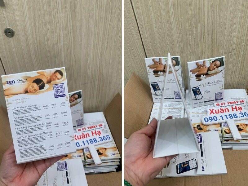 Tent card tam giác được làm từ chất liệu giấy, đế bồi carton chắc chắn