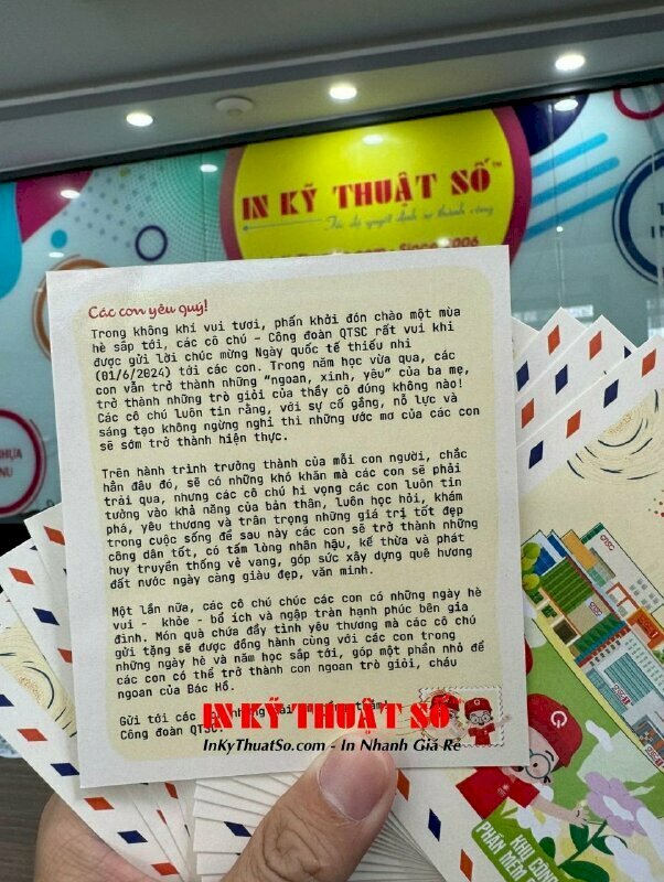 In thiệp chúc mừng Quốc tế thiếu nhi chất liệu giấy C300gsm, cán bóng và cắt hình chữ nhật