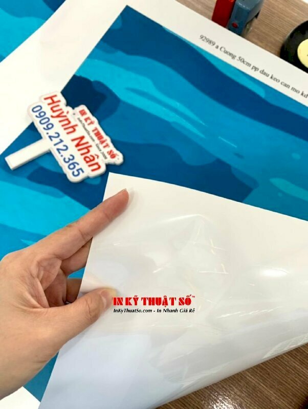 Tranh in phong cách trừu tượng gia công cán màng mờ, cán keo dán trang trí vô cùng dễ dàng