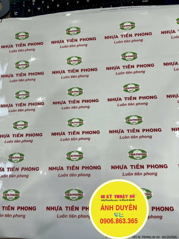 In logo Decal trong công ty nhựa, tem logo in UV mực trắng, bế từng tem - INKTS1461