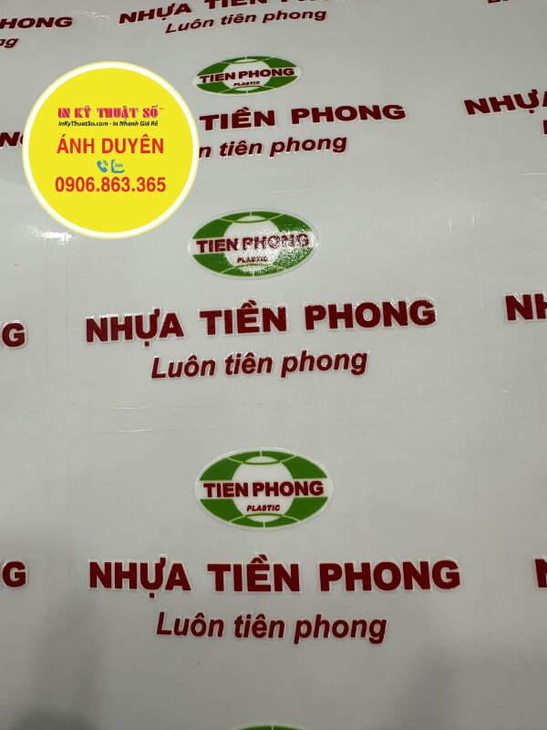 In logo Decal trong công ty nhựa, tem logo in UV mực trắng, bế từng tem - INKTS1461