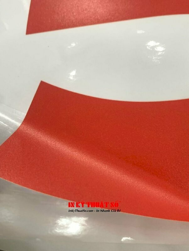 In decal trong quảng cáo sự kiện sale off 50% cho cửa hàng