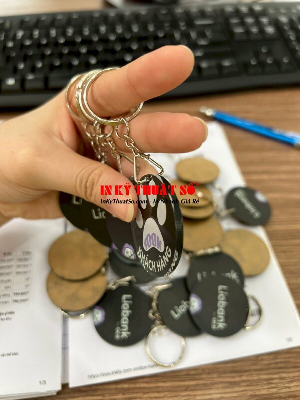 Móc khóa in logo làm quà tặng khách hàng chất liệu mica trong 3li in UV ngược 2 mặt - In ấn & Gia công bởi In Kỹ Thuật Số Since 2006