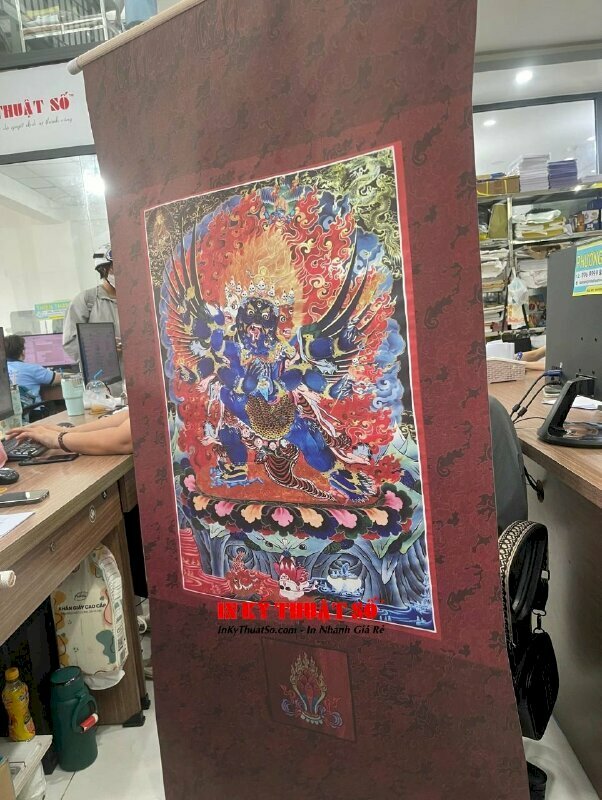 Tranh Phật giáo Mật Tông Phật Đại Uy Đức Minh Vương được in khổ lớn và gắn nẹp gỗ, dây quai treo thờ tự