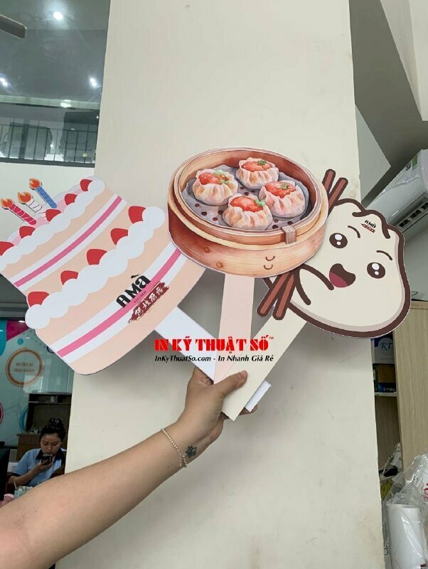 In Hashtag cầm tay tổ chức sinh nhật cho khách hàng khi đến ăn tại nhà hàng