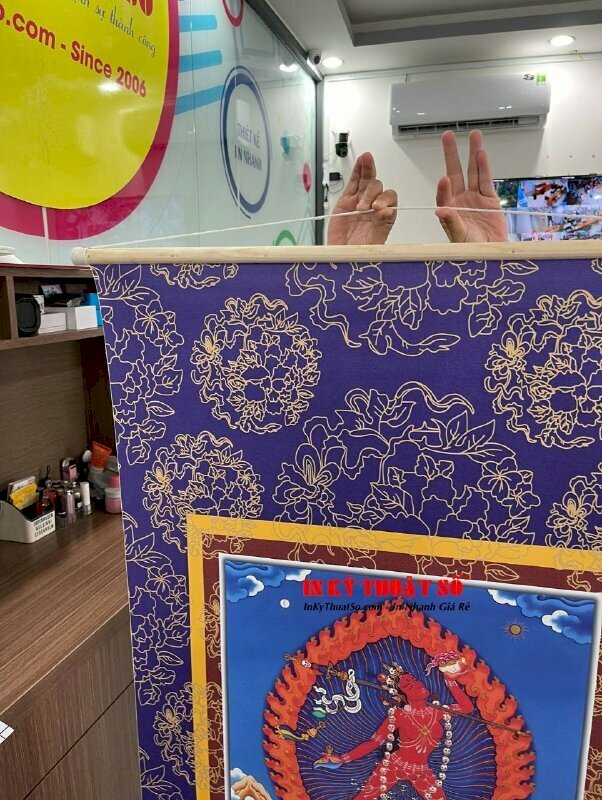 Tranh Canvas in mực dầu mờ kích thước 80x140cm, thả nẹp gỗ tròn 2 đầu chiều 80cm, quấn dây thừng/dây gai