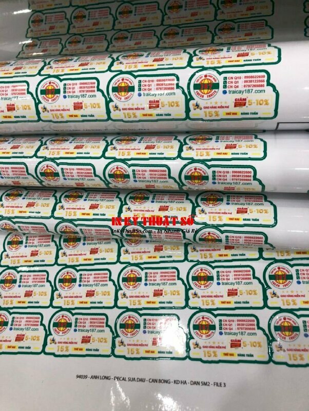 In decal sữa mực dầu với một mặt hình ảnh, mặt sau là lớp keo dính chắc chắn