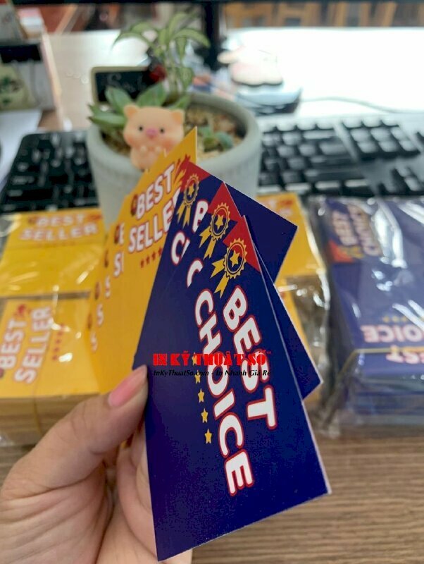In laser card nhựa mỏng 2 mặt giống nhau có hàng trong ngày