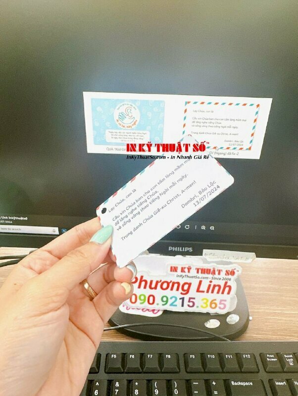 In thẻ nhựa mỏng có bấm lỗ tròn 3 li làm móc khóa, móc quà siêu cute