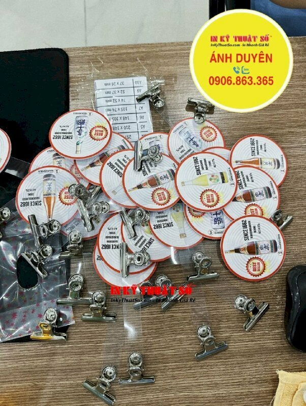 Mẫu kẹp nhựa quảng cáo sản phẩm nhập khẩu tại siêu thị được in ấn bởi In Kỹ Thuật Số Since 2006