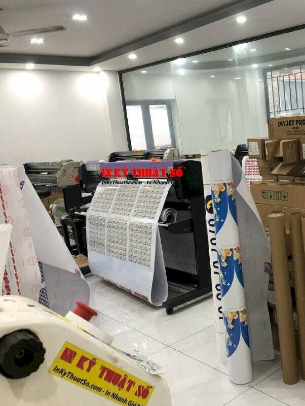 In tem dán sản phẩm chất liệu decal sữa cán màng bóng, bế tem theo đường viền