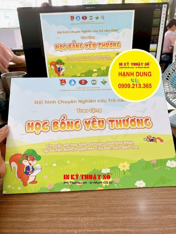 In bảng trao học bổng cho các em học sinh có hoàn cảnh khó khăn từ Chiến dịch Mùa Hè Xanh trường đại học - INKTS1851