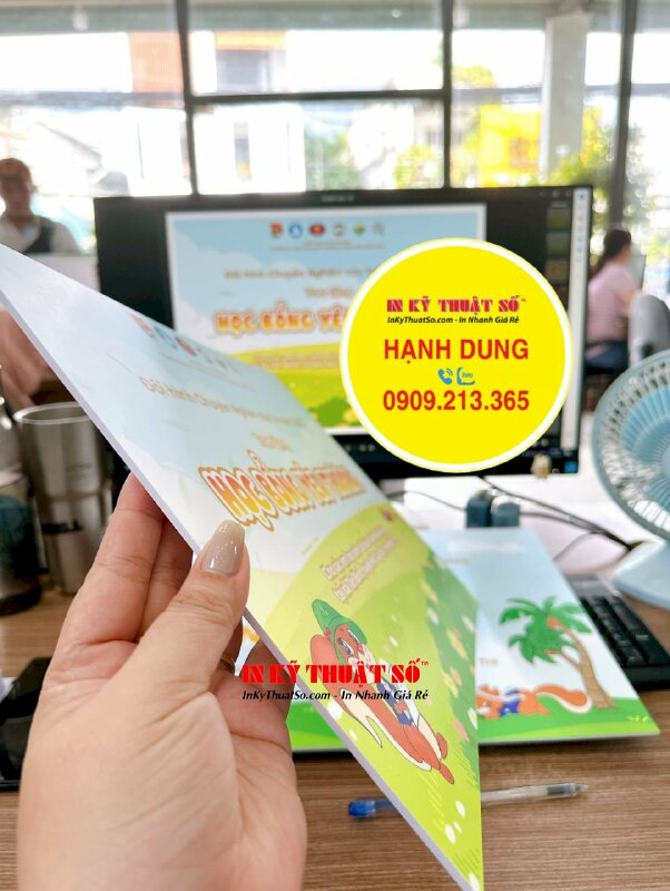 In bảng trao học bổng cho các em học sinh có hoàn cảnh khó khăn từ Chiến dịch Mùa Hè Xanh trường đại học - INKTS1851