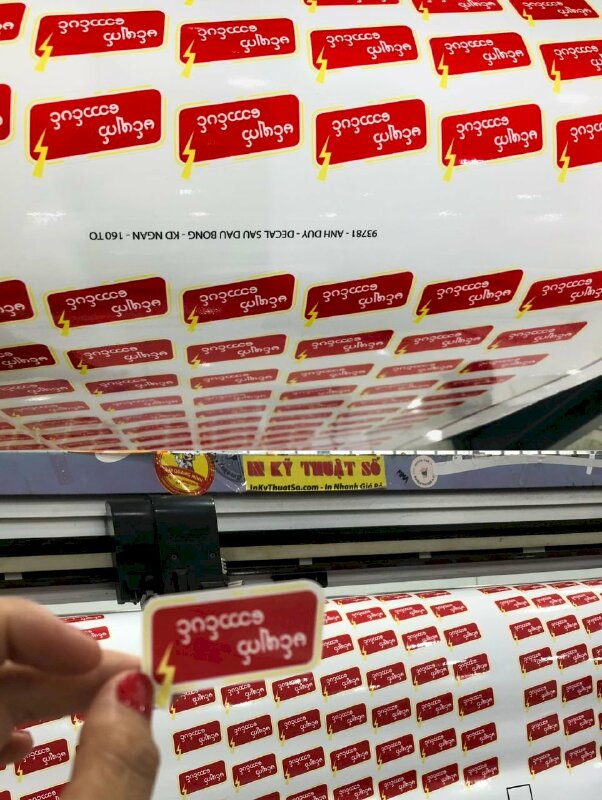 In Decal nhựa sữa, in tem nhãn kỹ thuật số, bế Demi-cut số lượng lớn, hàng gửi đi nước ngoài từ TPHCM - INKTS1737