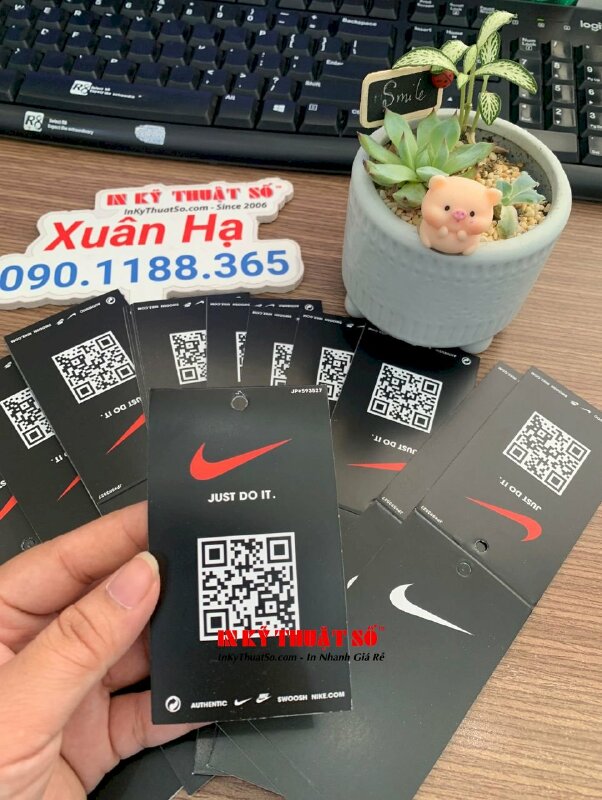 In mác treo, tag quần áo in logo thương hiệu mã QR code, bấm lỗ tròn 5li để xỏ dây dù treo tag - INKTS1720