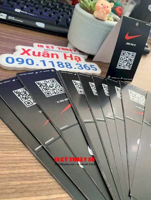 In mác treo, tag quần áo in logo thương hiệu mã QR code, bấm lỗ tròn 5li để xỏ dây dù treo tag - INKTS1720