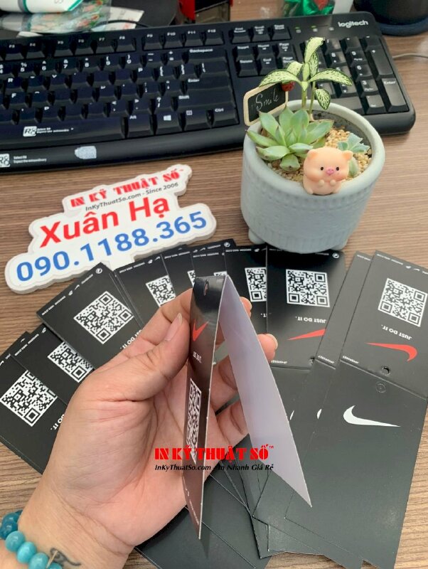 In mác treo, tag quần áo in logo thương hiệu mã QR code, bấm lỗ tròn 5li để xỏ dây dù treo tag - INKTS1720