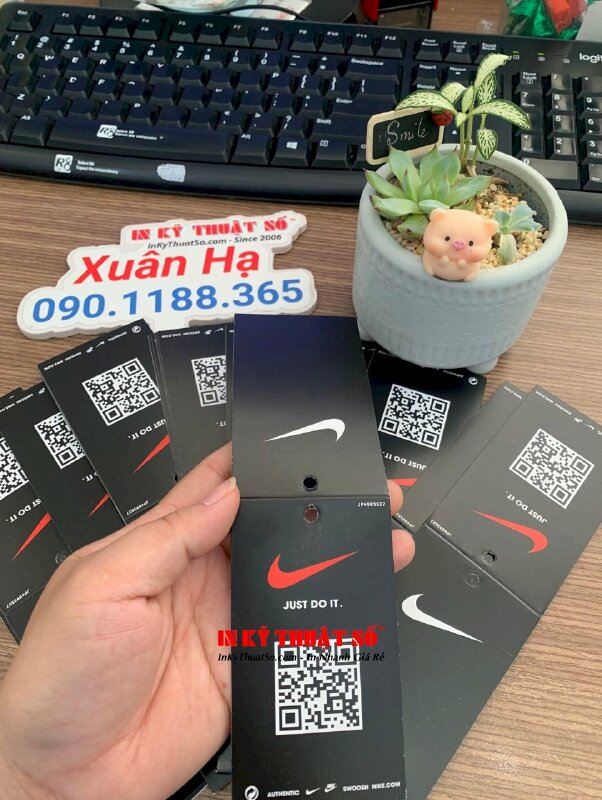 In mác treo, tag quần áo in logo thương hiệu mã QR code, bấm lỗ tròn 5li để xỏ dây dù treo tag - INKTS1720