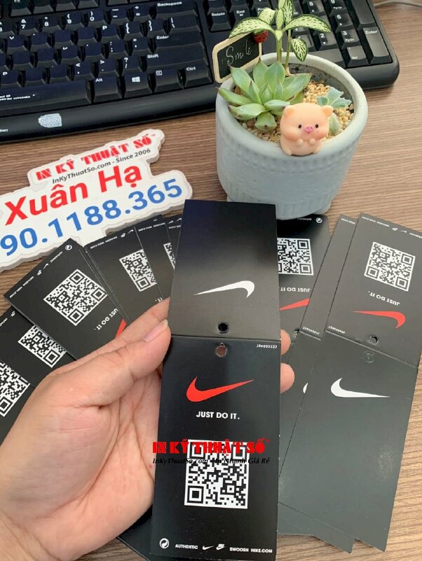 In mác treo, tag quần áo in logo thương hiệu mã QR code, bấm lỗ tròn 5li để xỏ dây dù treo tag - INKTS1720