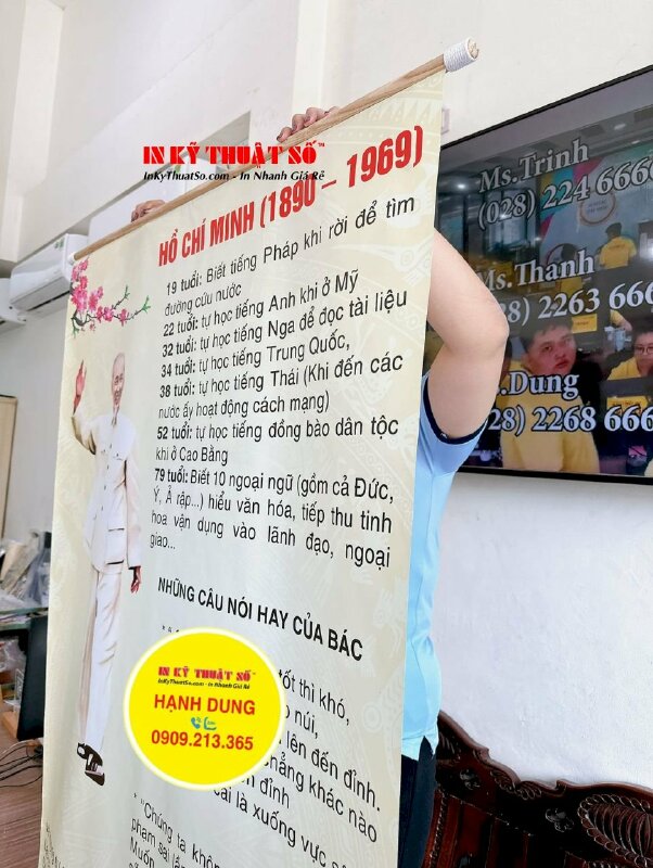 In phướn treo Tiểu sử Chủ tịch Hồ Chí Minh, in tranh ảnh vải Silk dầu bóng, nẹp gỗ trên dưới treo tường - INKTS1770