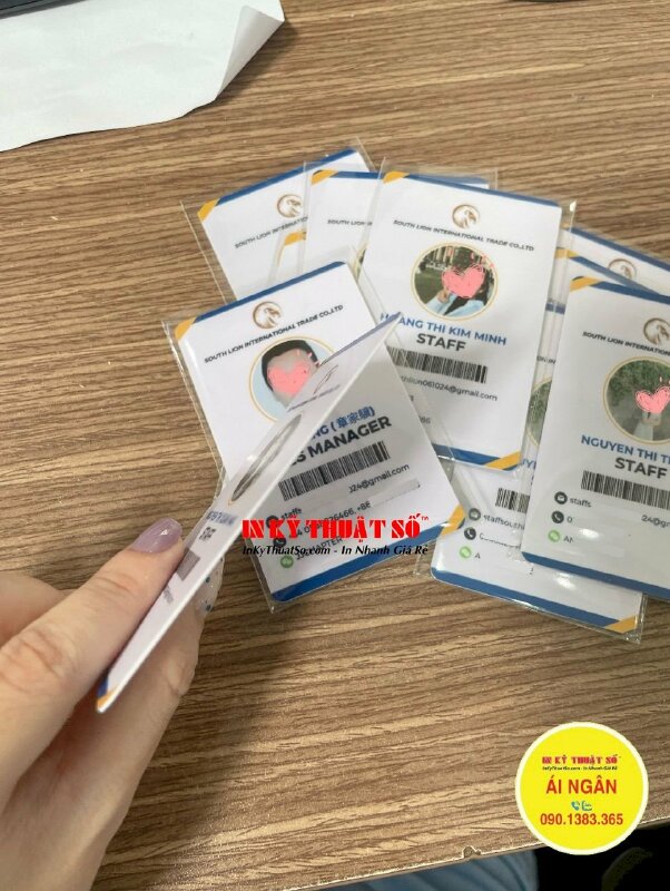 In thẻ nhựa nhân viên, thẻ Staff có mã Bar Code cho công ty thương mại quốc tế - INKTS1832