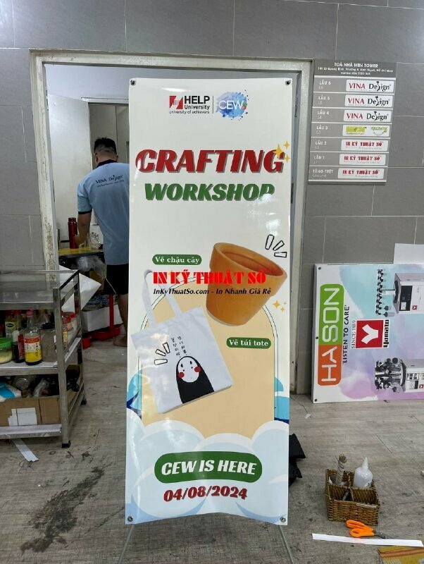In poster nhanh cho sự kiện Crafting Workshop, lắp standee chân X khổ 60cm x 160cm