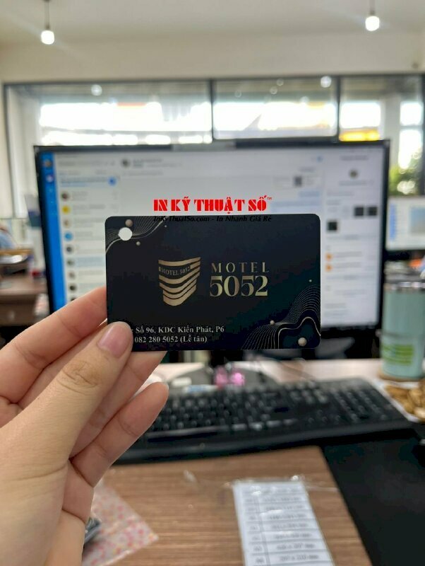 Làm thẻ phòng khách sạn, in thẻ nhựa PVC 2 mặt thông tin, ép mờ, bấm lỗ tròn 5li 