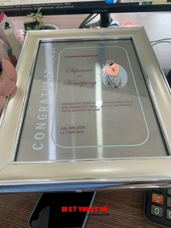 In ảnh cưới chất liệu nhôm kim loại, đóng khung viền hoa văn, lồng mặt kính