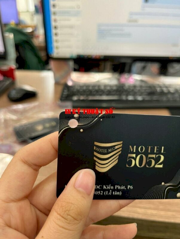In thẻ nhựa 2 mặt bằng công nghệ in laser hiện đại, gia công ép mờ và bấm lỗ tròn 5li