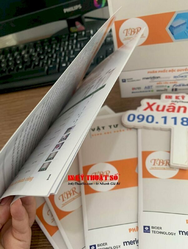 In quyển catalogue chất liệu bìa giấy C300gsm, ruột giấy C150gsm