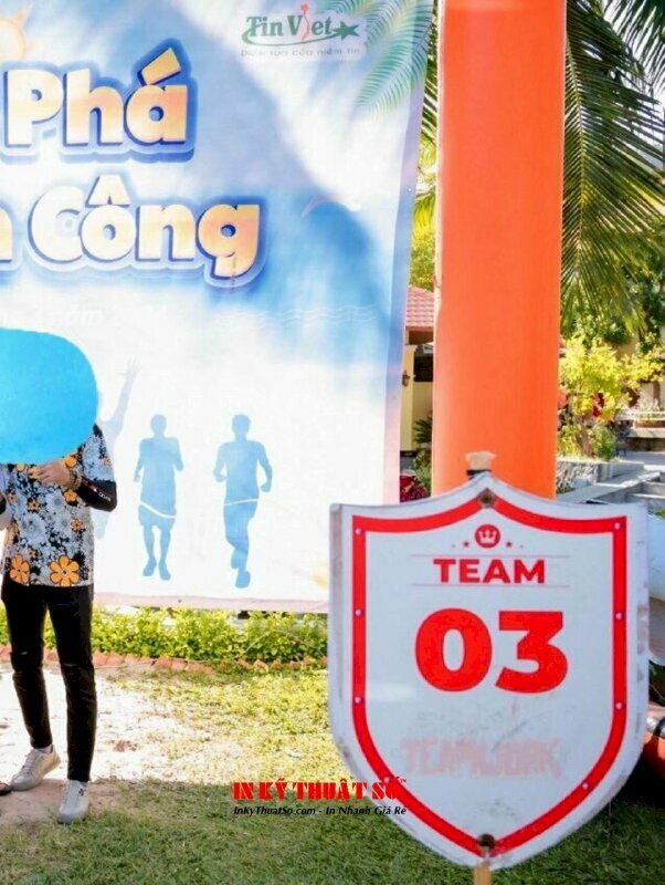 In mô hình formex khiên biển số Team 01, 02, 03, 04, 05, 06, 07 gắn bảng chỉ dẫn sự kiện ngoài trời