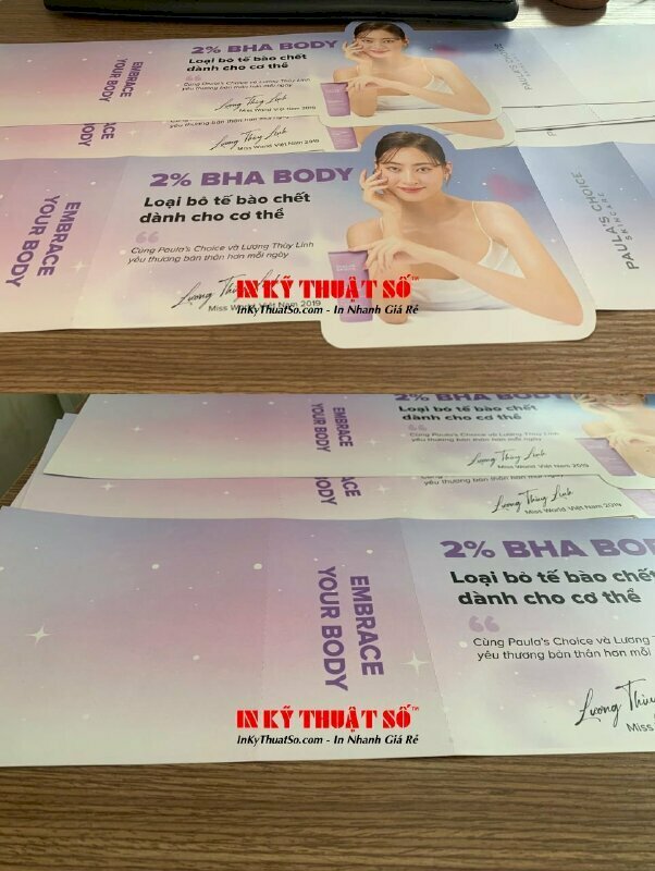 In giấy cover từ giấy C150gsm, có gia công cán màng mờ, cấn răng cưa như hình, cắt bế như file và dán keo