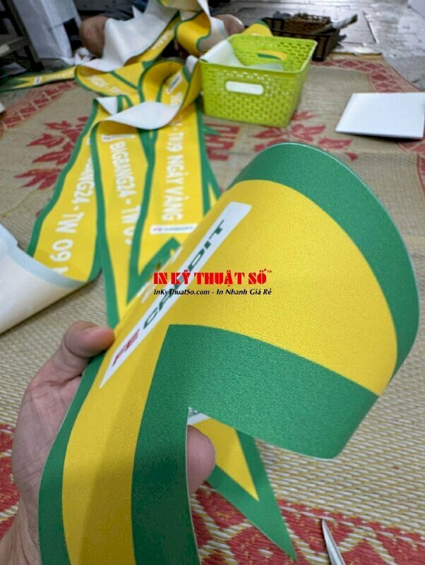 In băng đeo chéo người chất liệu vải Silk mềm mịn cho một sự kiện nội bộ công ty