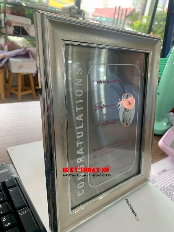 Quà cưới chất lượng và gây ấn tượng đặc biệt với mẫu ảnh cưới được in trên chất liệu nhôm kim loại cao cấp, mang vẻ đẹp sang trọng, tinh tế