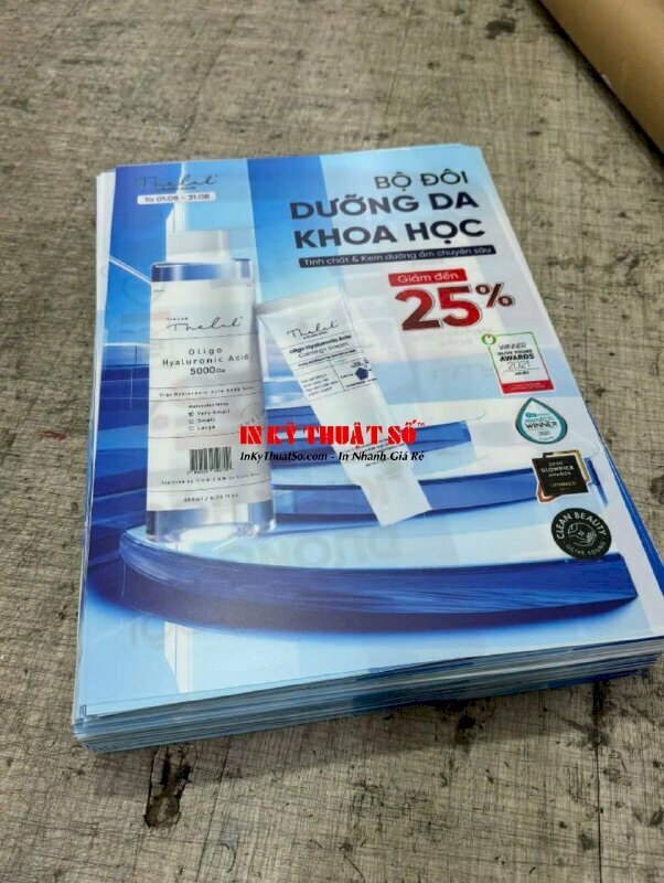 In poster giới thiệu sản phẩm mỹ phẩm chăm sóc da với chất liệu backlit film không keo cán màng mờ, cắt hình chữ nhật