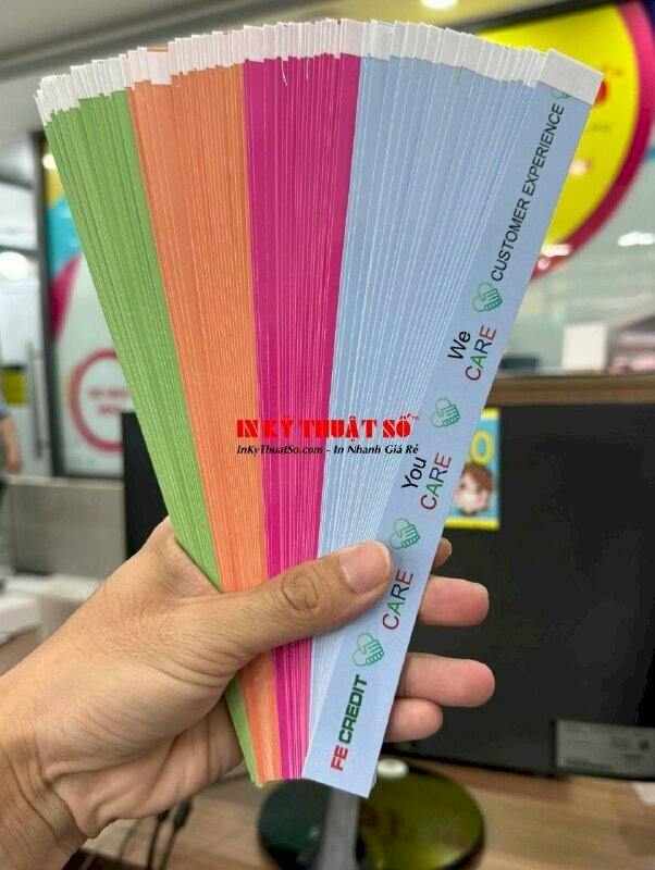 In vòng tay sự kiện 1 mặt gia công cán bóng, cắt từng dây, đính keo 1 góc