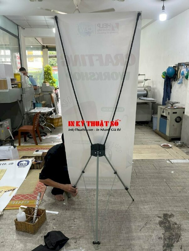 Standee chân X lắp đặt dễ dàng, gọn nhẹ thuận tiện cho việc di chuyển quảng cáo