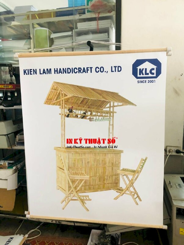 In PP quảng cáo sản phẩm nội thất tre trúc, in PP cán mờ, nẹp gỗ 2 đầu, quấn dây thừng treo tường - INKTS933