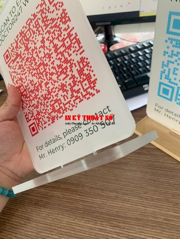 Làm standee đế Mica QRcode quét mã truy cập website - INKTS1864