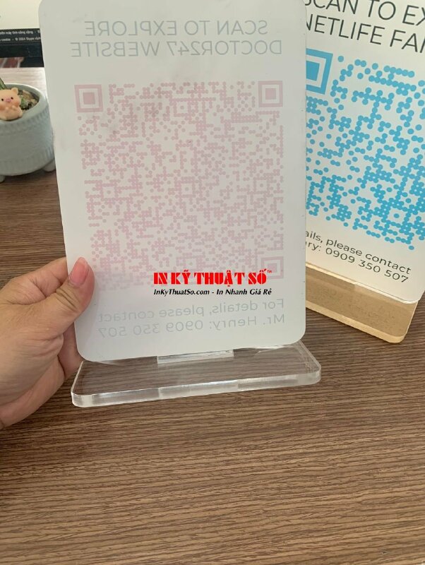 Làm standee đế Mica QRcode quét mã truy cập website - INKTS1864