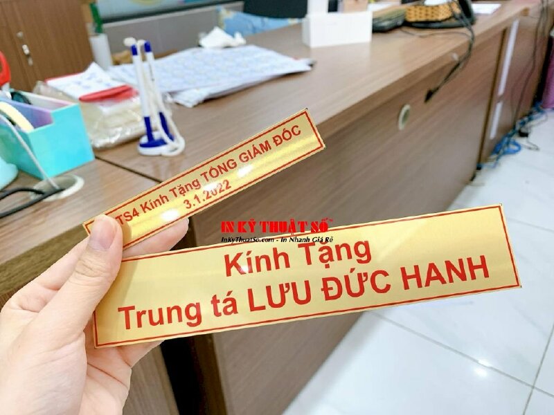 Làm thẻ nhãn Kính Tặng chữ đỏ nền vàng, in UV trên Mica, đổ keo bóng mặt trước - INKTS1968