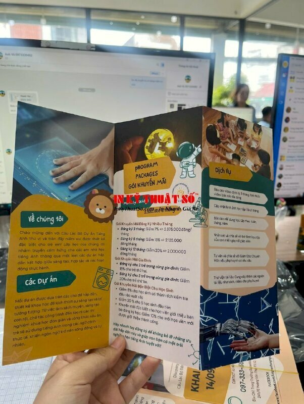 In tờ gấp chất liệu giấy C300gsm, cán mờ và cấn 2 đường