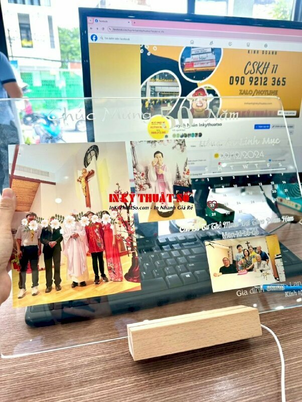 In ảnh lên pha lê có gắn chân đèn Led pha đèn và gắn đế chân gỗ dựng đứng tấm in