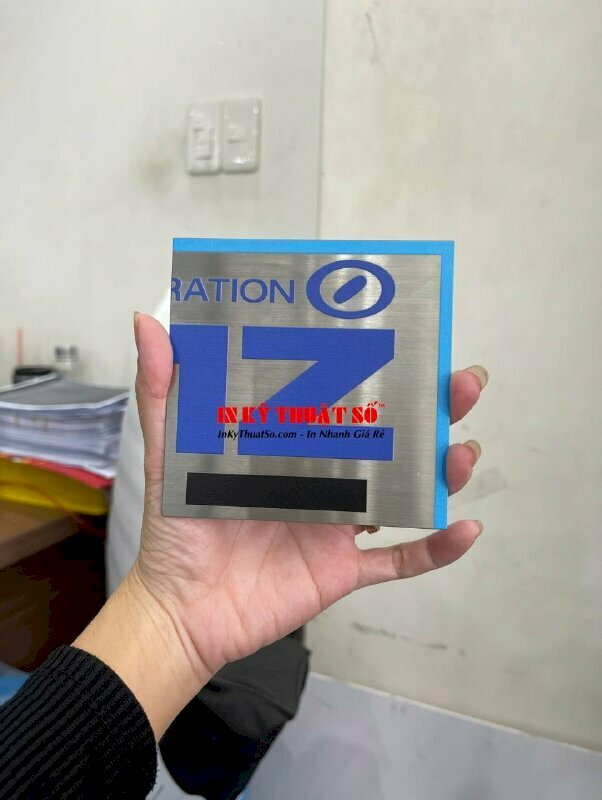 Bảng tên công ty được in UV màu không in nền chất liệu inox bóng màu bạc