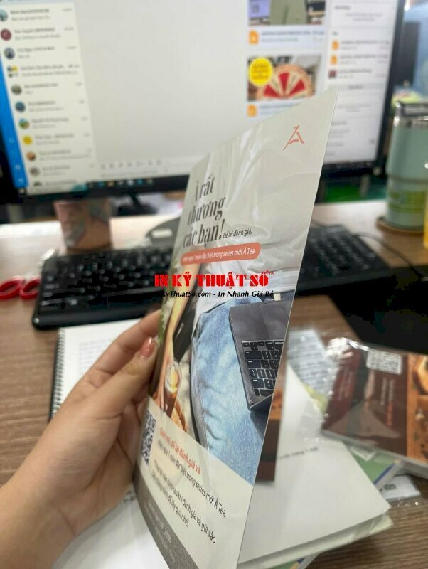 In tờ rơi thông tin chương trình khuyến mãi gắn standee để bàn
