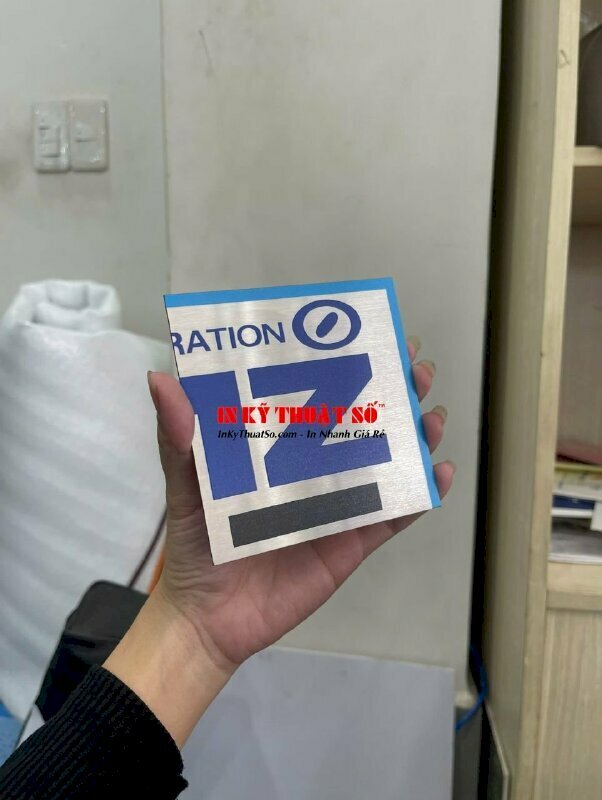 In bảng hiệu công ty màu bạc kích thước 10cm x 10cm
