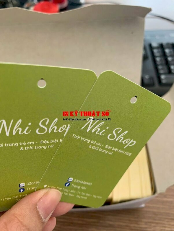 Tag quần áo in Offset 2 mặt không màng có bo góc và dập lỗ tròn 3li