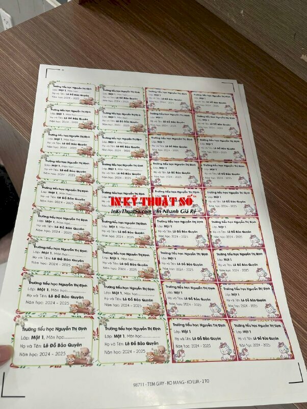 Nhãn vở decal giấy in nhanh theo yêu cầu, có bế từng tem, mặt sau có lớp keo dính tiện lợi